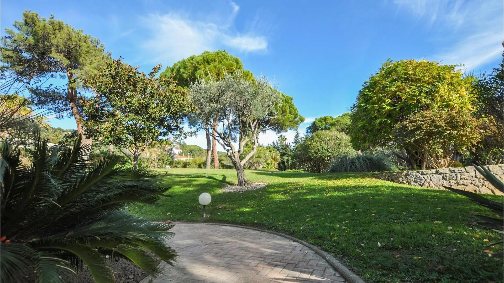 Awesome Apartment In Cannes With Kitchen 0*,