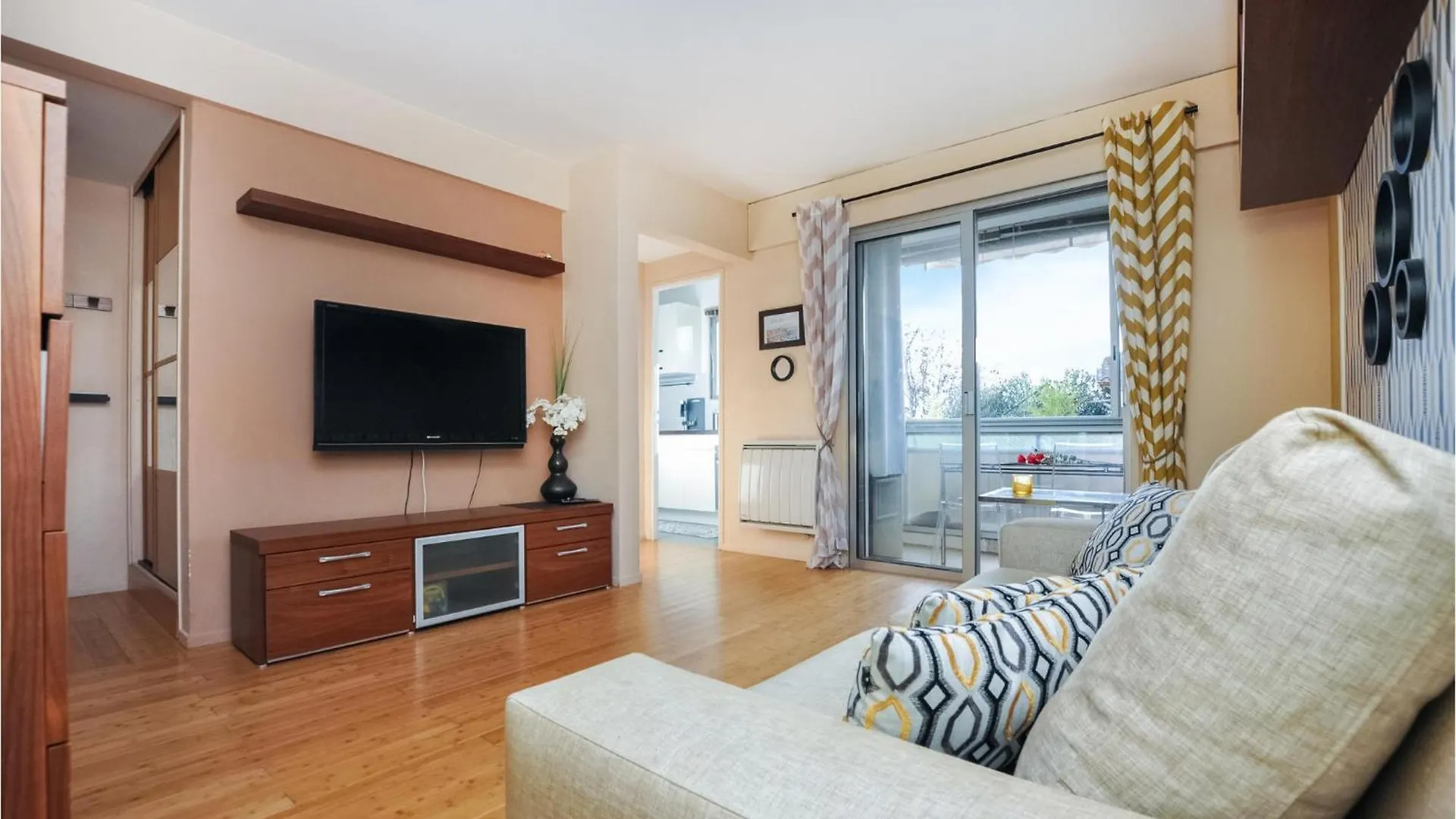 Awesome Apartment In Cannes With Kitchen
